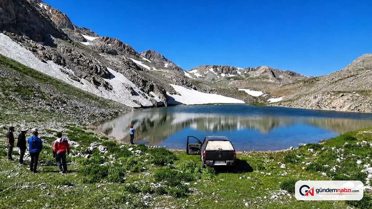 Erzincan'da sıcak havadan kaçanlar Nav Gölü'nde serinledi