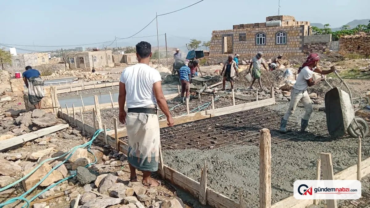 Yemen'in Taiz kentinde köylüler yolları ve suyu kendi imkanlarıyla yapıyor