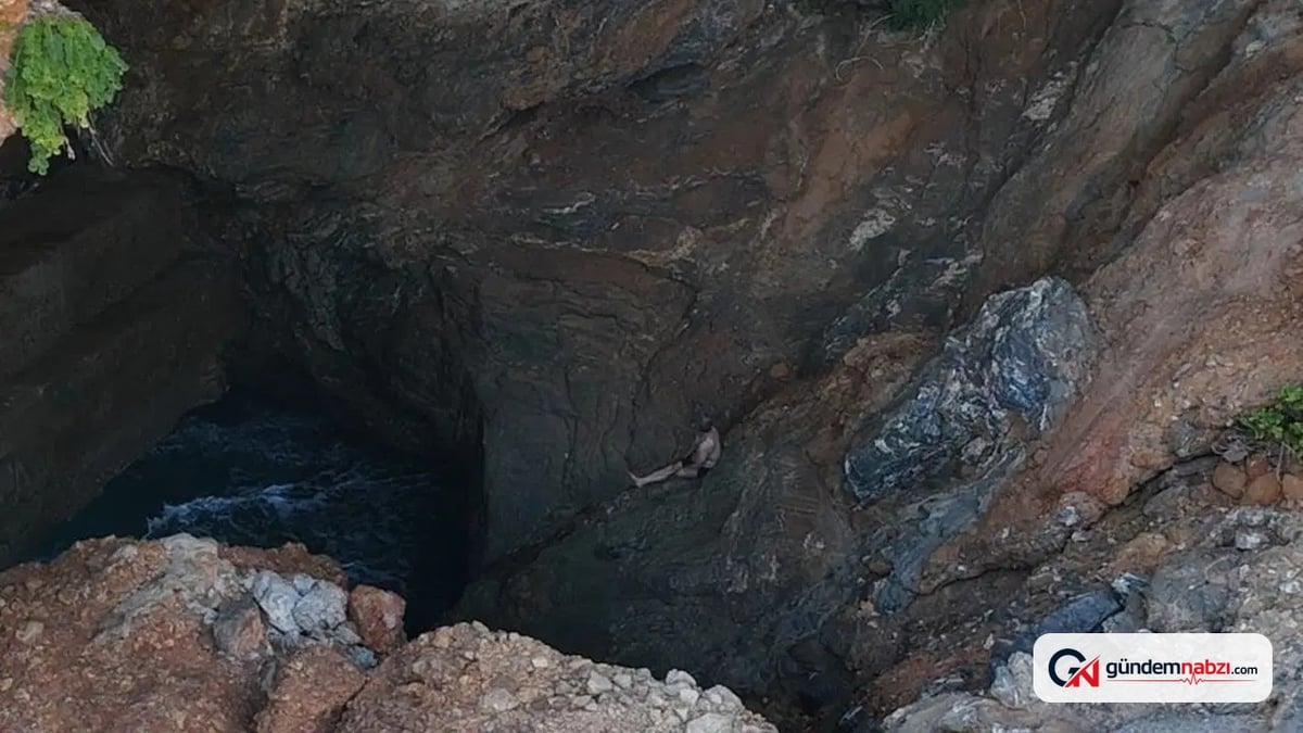 Antalya'da kayalıklarda mahsur kalan vatandaş halatla kurtarıldı