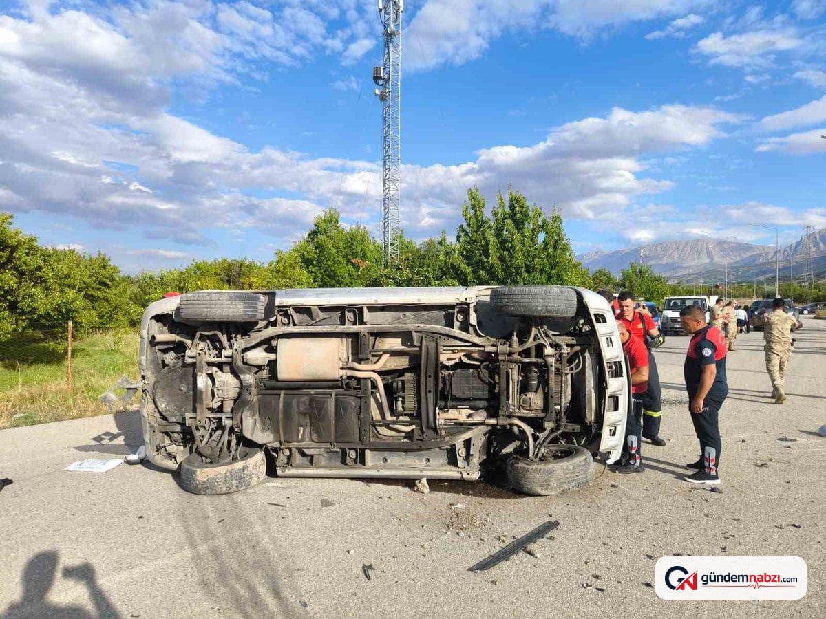 Erzincan'da direksiyon hakimiyeti kaybı: Otomobil aydınlatma direğine çarptı