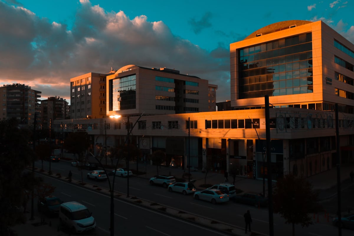 Sultanbeyli'deki AVM yangını kontrol altına alındı