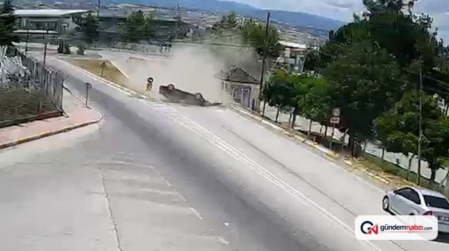 Tokat'ta otomobil direğe çarparak devrildi: 1 yaralı