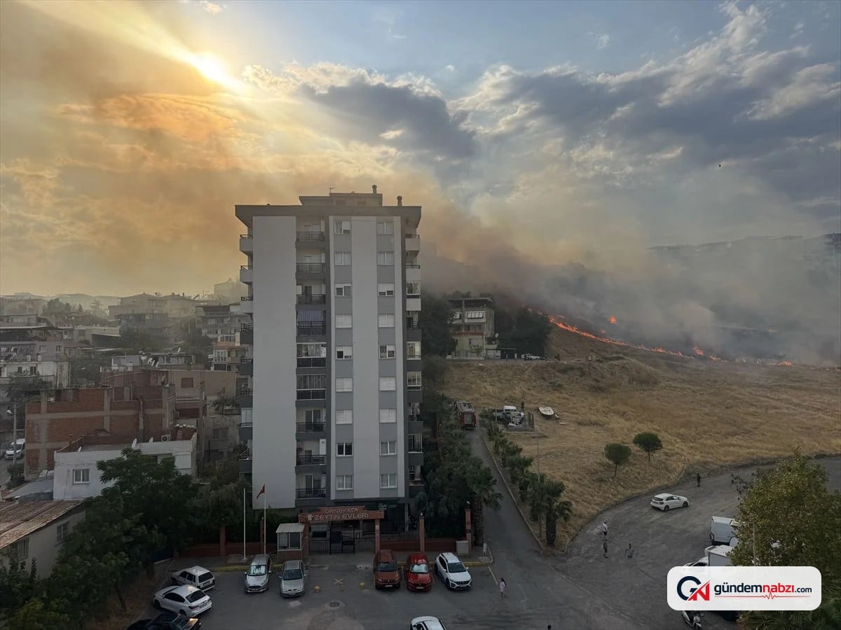 İzmir'in Karşıyaka ilçesinde otluk yangını kontrol altına alınmaya çalışılıyor