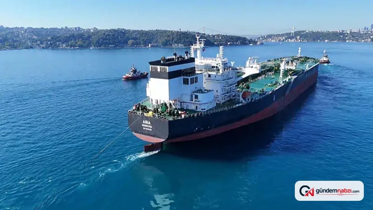 Rusya'da İHA saldırısına uğrayan tanker İstanbul Boğazı'ndan geçti