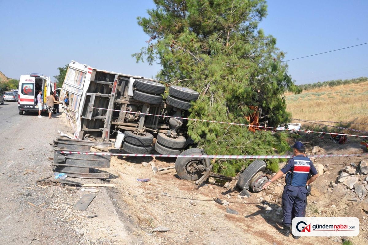 Manisa'da yolcu otobüsü kamyona çarptı: 1 ölü, 7 yaralı
