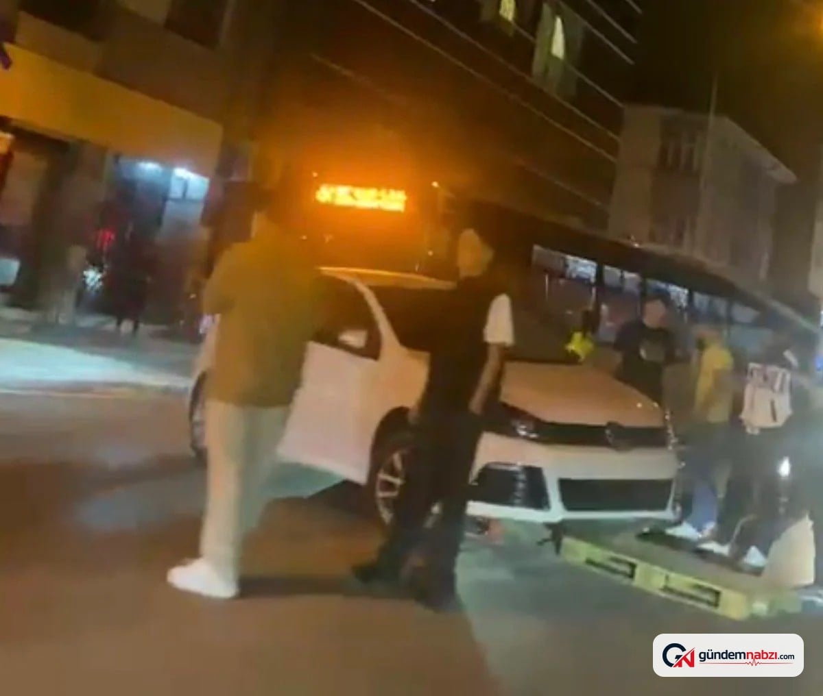 Eskişehir'de otomobil mantar dubalarda askıda kaldı