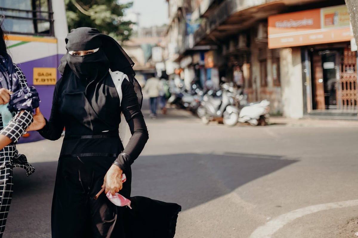 Burka giymeyen genç kadına sokak ortasında müdahale