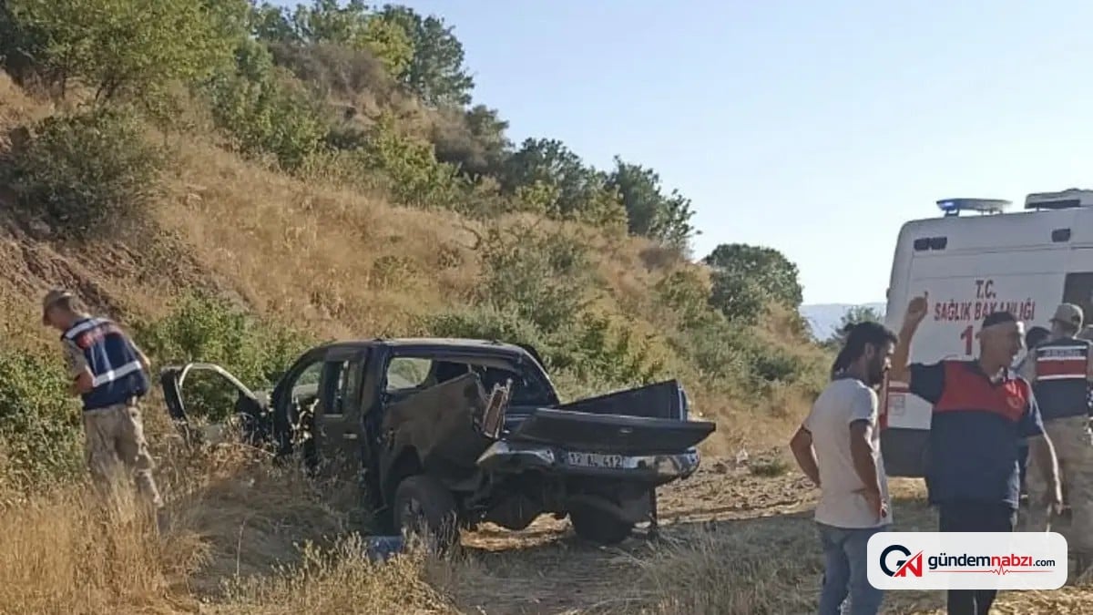 Elazığ'da kamyonet şarampole devrildi: 2 yaralı