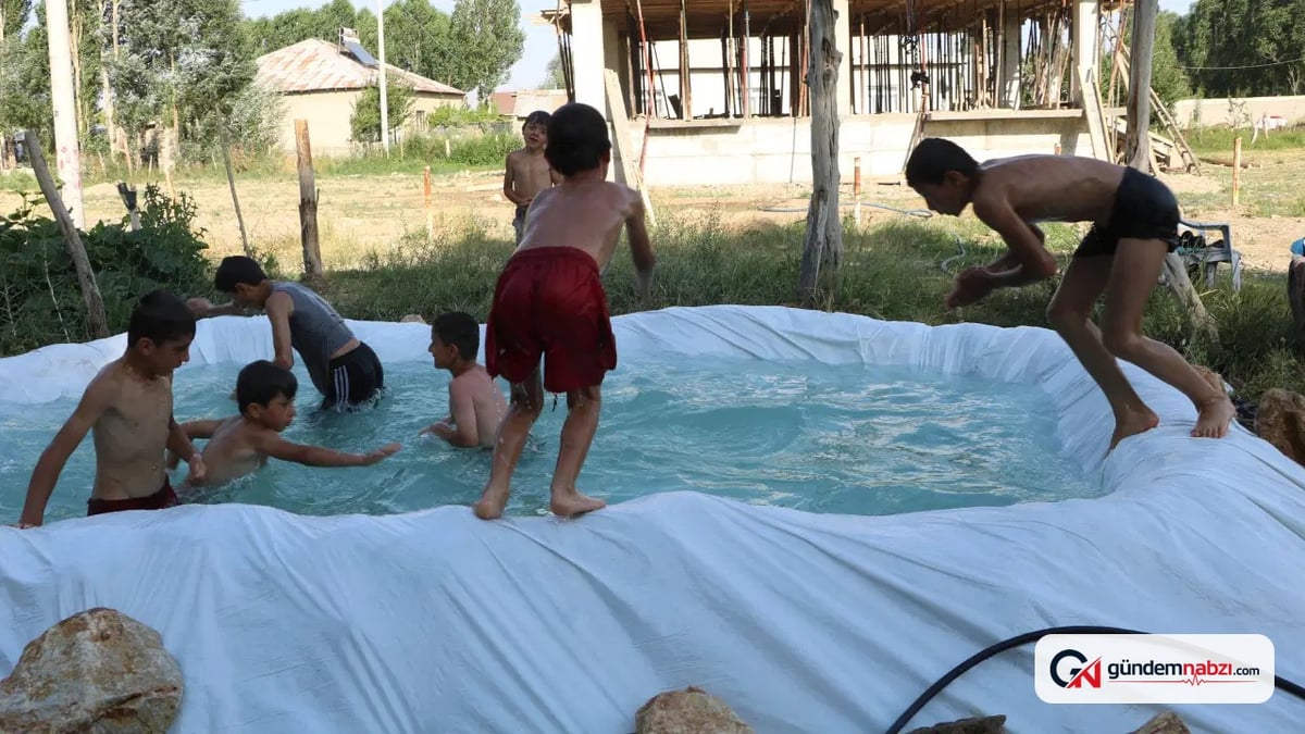 Hakkari'de sıcaktan bunalan çocuklar için brandadan havuz yapıldı