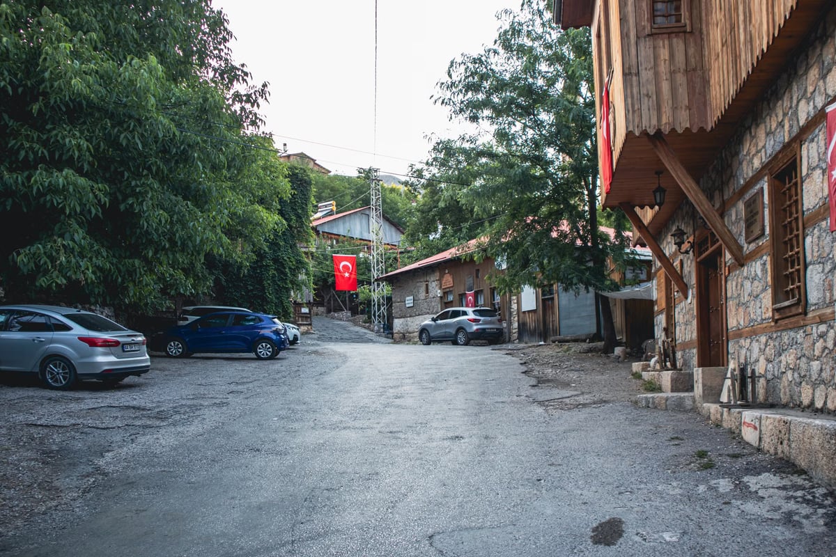 Adana'da araçtan hırsızlık yapan 2 şüpheli tutuklandı