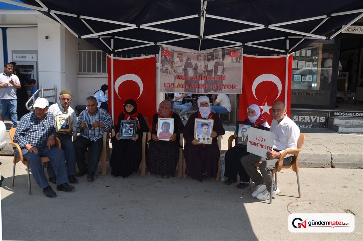 Muş'ta ailelerden çocukları için DEM Parti önünde eylem
