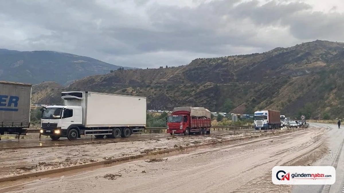 Sivas'ta sel nedeniyle Kapanan D-100 kara yolu açıldı