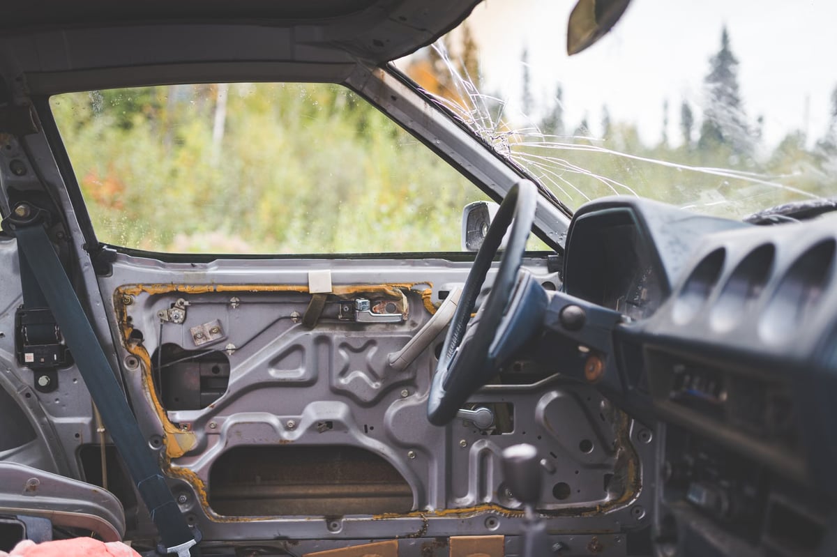 Rize'de otomobile kaya düştü: 1 yaralı