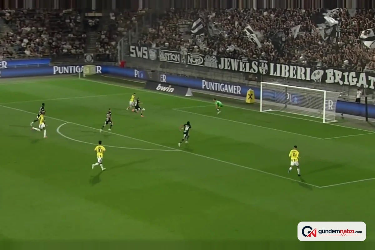 Kerem Aktürkoğlu, kaleciyle karşı karşıya pozisyonda kaçırdı
