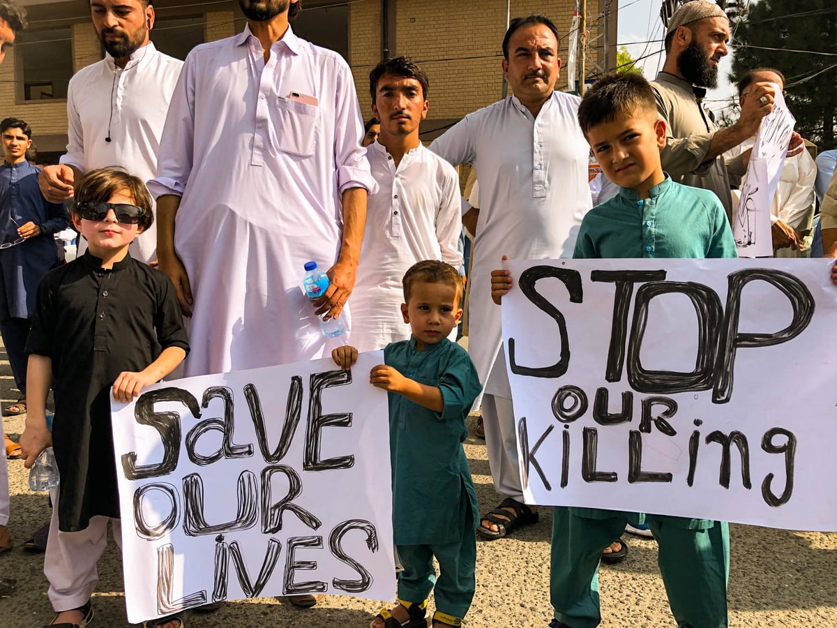 Pakistan'da protesto sırasında karakola intihar saldırısı
