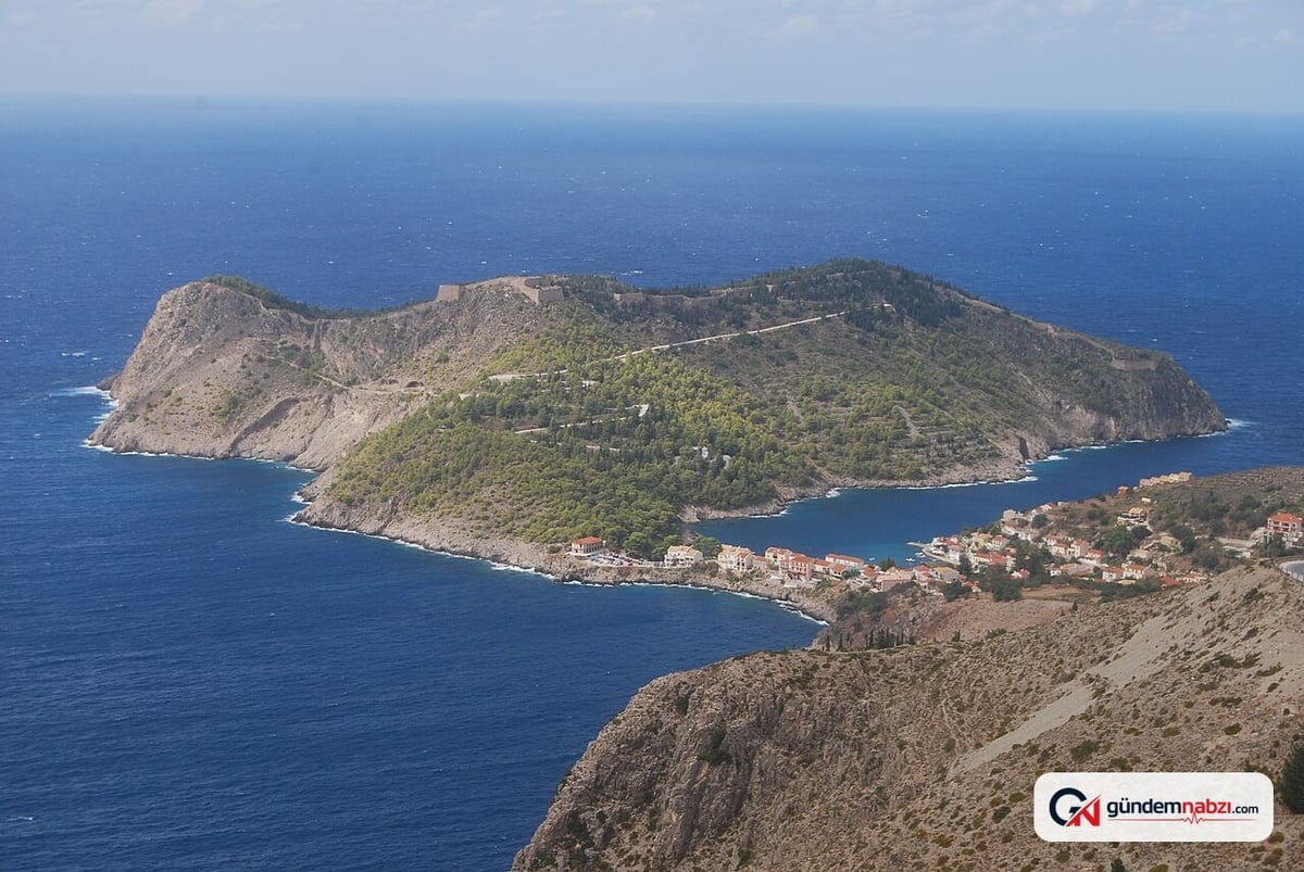 Yunanistan'ın Kefalonya Adası'nda orman yangını çıktı