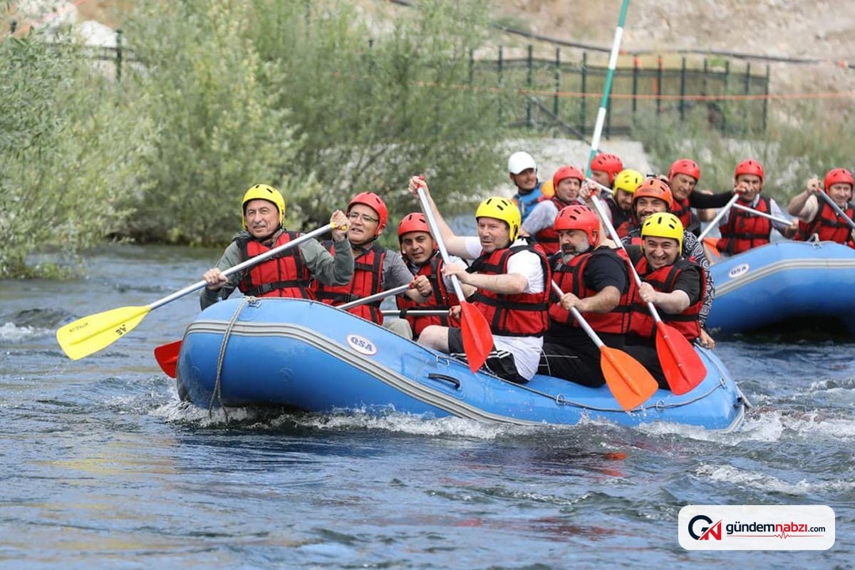 Fuat Oktay, Yozgat Çekerek'te şampiyon sporcularla rafting yaptı
