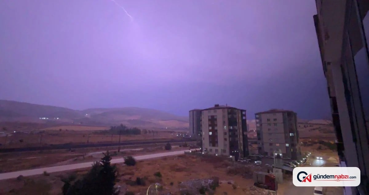 Gaziantep'te şimşek fırtınası geceyi gündüze çevirdi