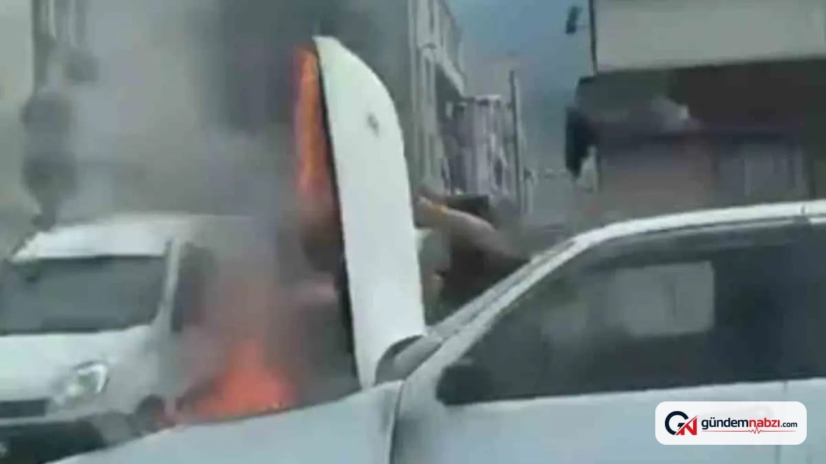 Bursa'da otomobil motor kısmından alev aldı