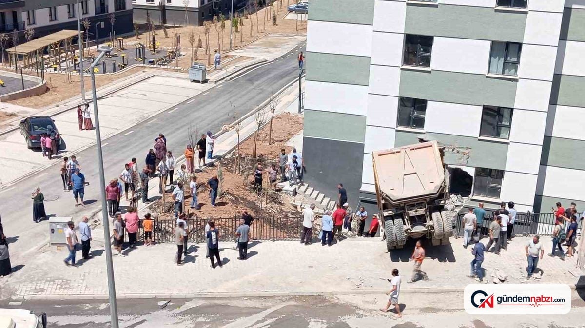 Malatya'da hafriyat kamyonu apartmana çarptı, sürücü sıkıştı