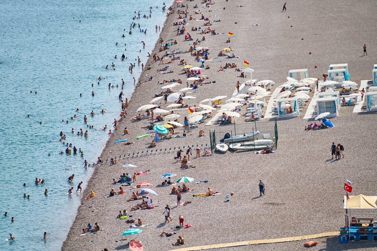 Antalya'da hava sıcaklığı 33 derece, deniz tatilcileri serinledi