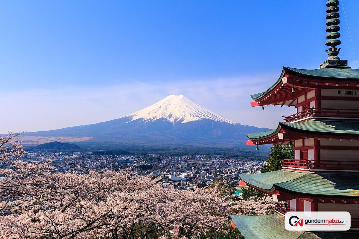 Japonya'nın simgesi Fuji Dağı'nın zirvesi Şinto tapınağına ait