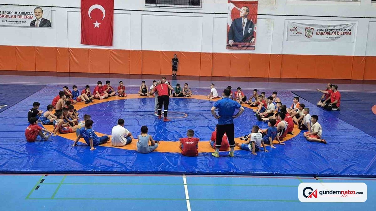 Sivas'ta minik güreşçiler gelişim kampında buluştu