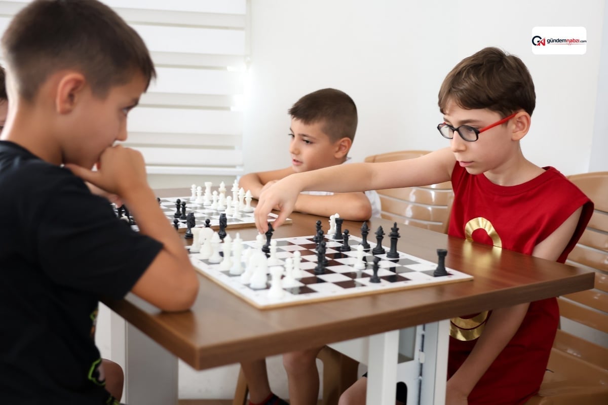 Efeler Belediyesi satranç eğitimlerine çocuklardan ilgi