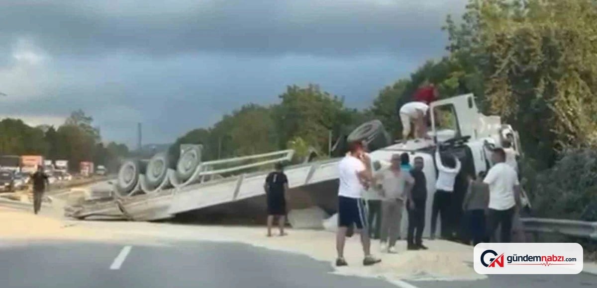 Kum yüklü tır devrildi, Anadolu Otoyolu'nda trafik durdu