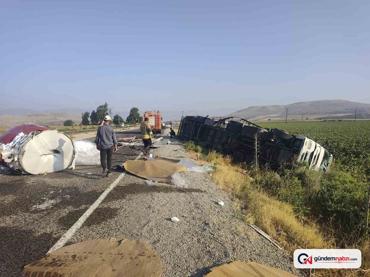 Hatay'da tır devrildi, yola rulo sac döküldü