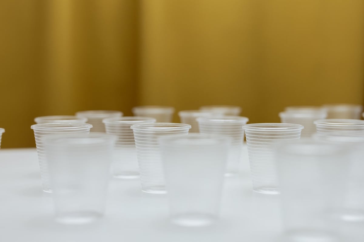 Plastik bardaklardaki çizgilerin işlevi önemli