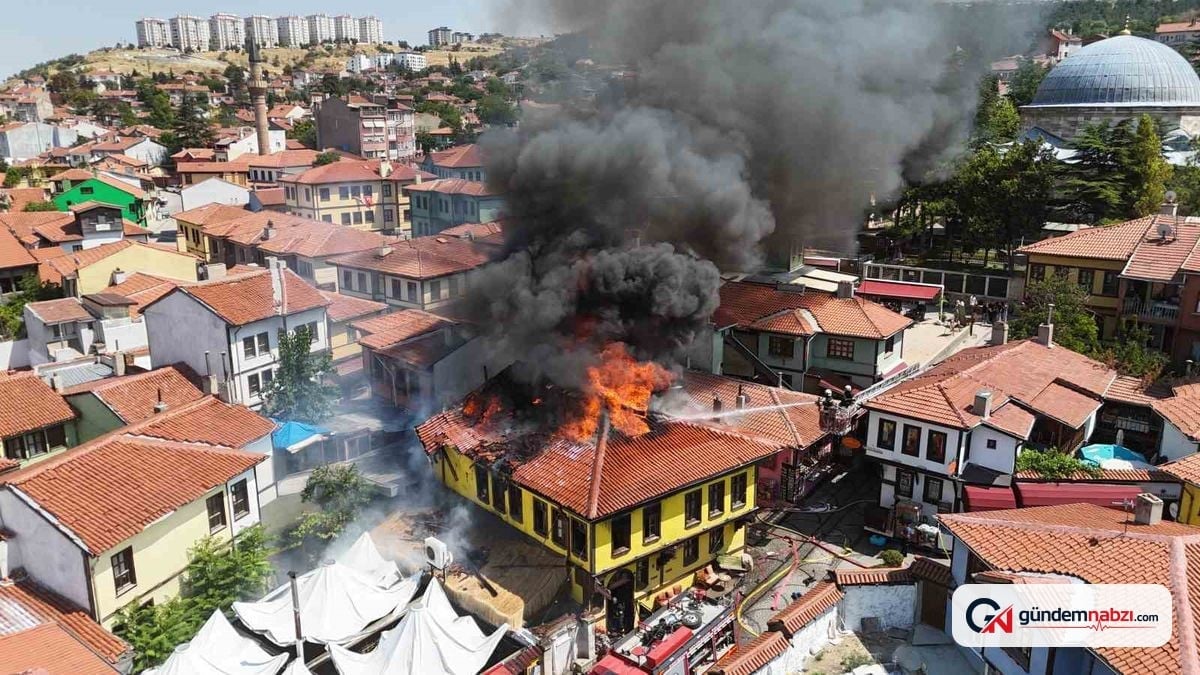 Eskişehir'de Tarihi Odunpazarı Evleri'nde yangın: 2 kişi dumandan etkilendi