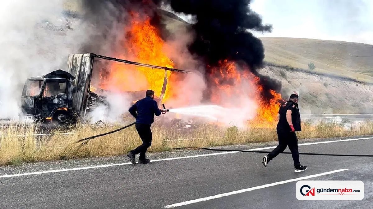Kars'ta kargo kamyonu seyir halindeyken yandı