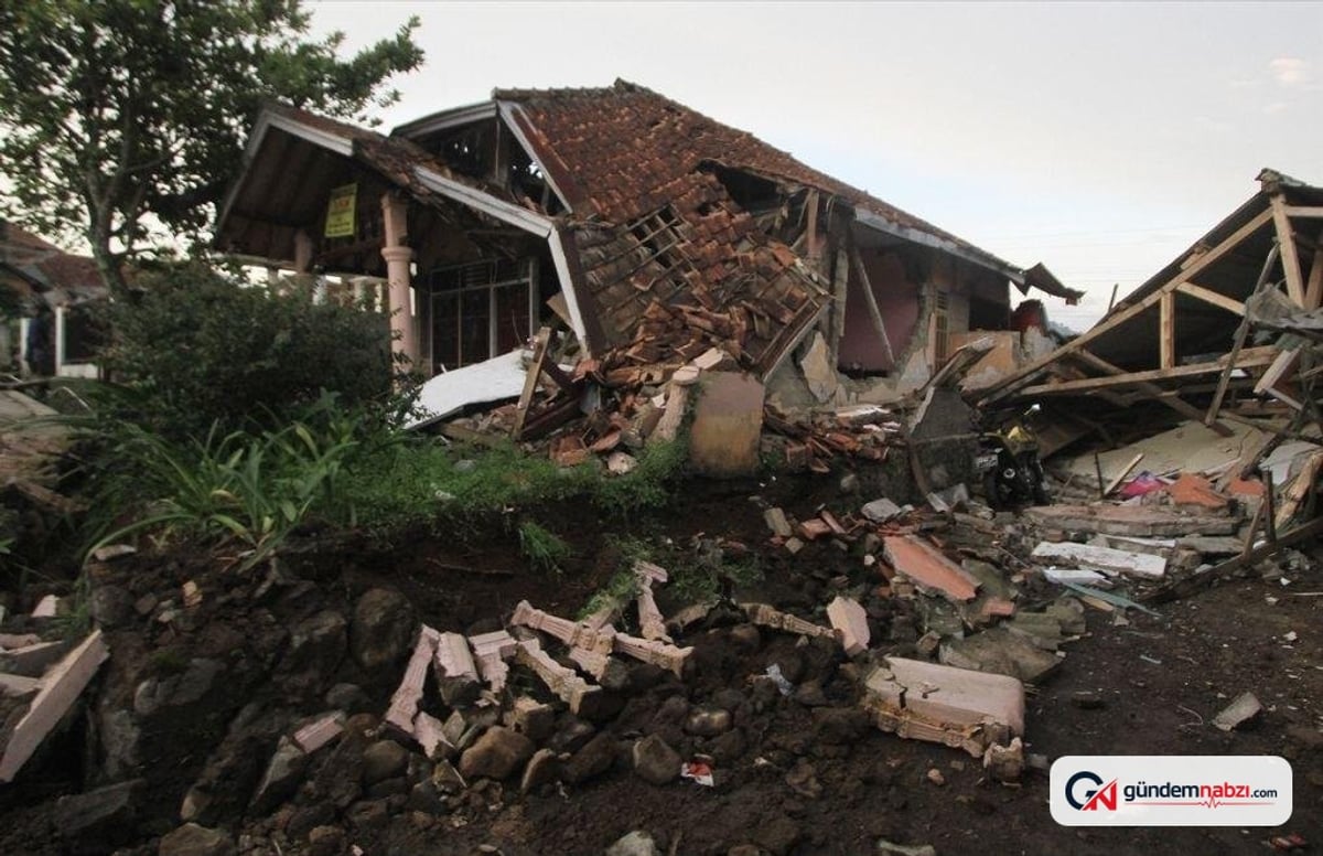 Endonezya'da 7,7 büyüklüğünde deprem meydana geldi
