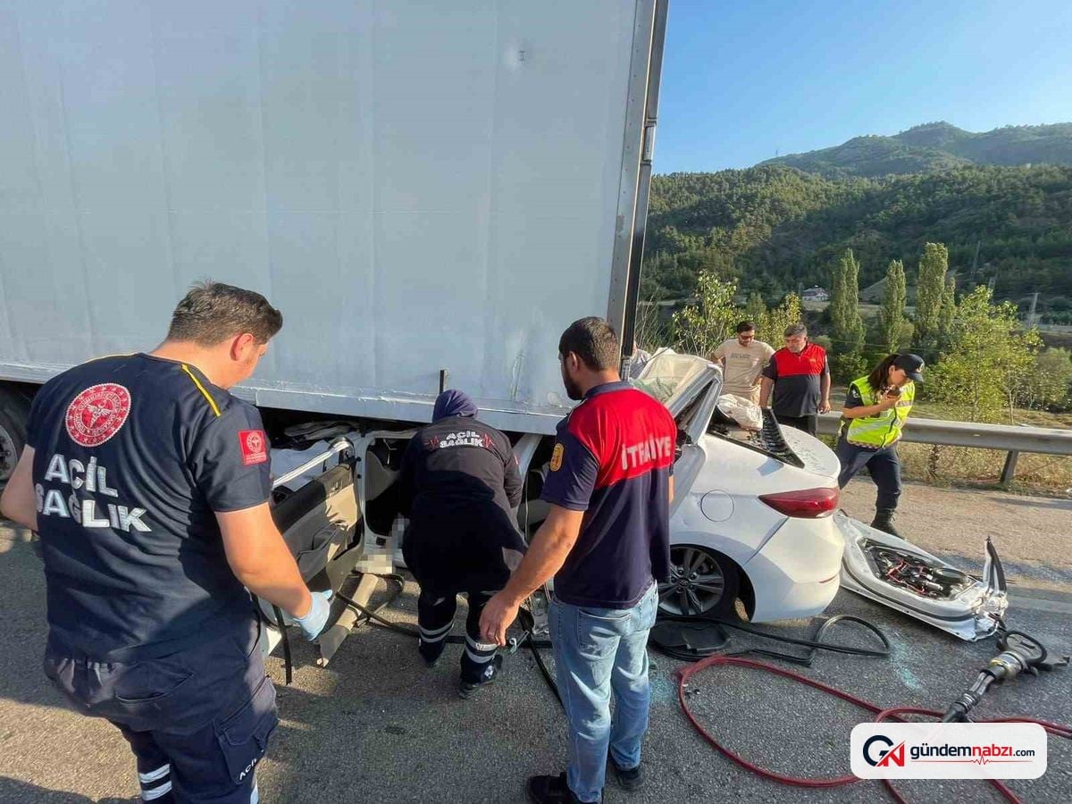 Tokat'ta otomobil tıra çarptı: 52 yaşındaki sürücü öldü