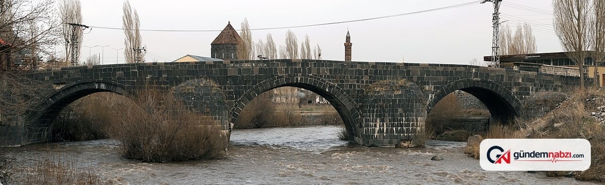 Kars'ta sağanak ve dolu sokakları göle çevirdi