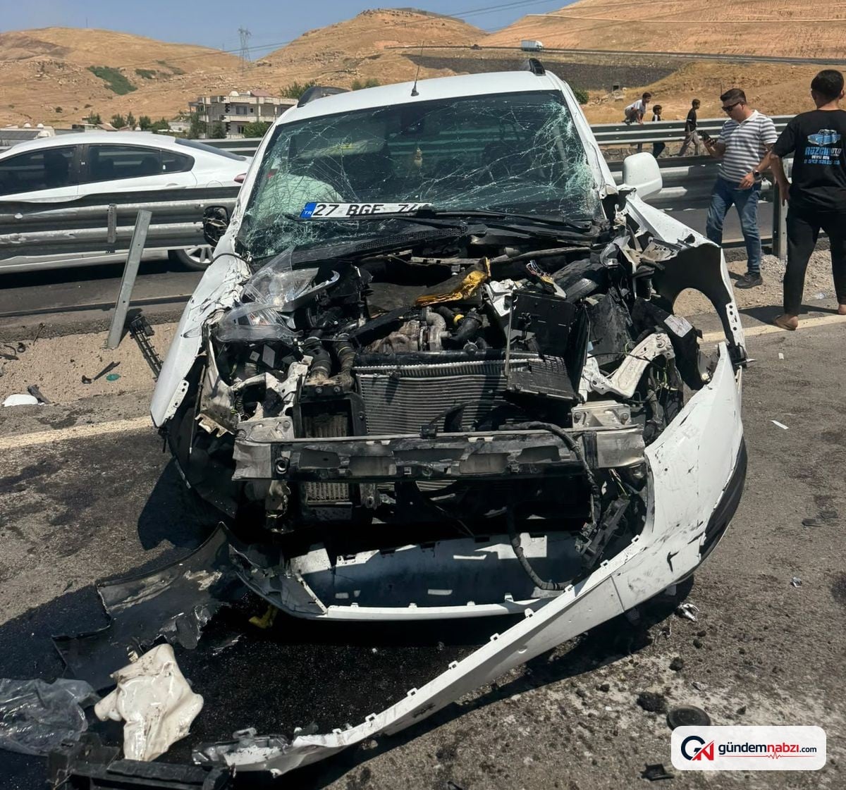 Şırnak Cizre'de bariyerlere çarpan kamyonette 5 kişi yaralandı