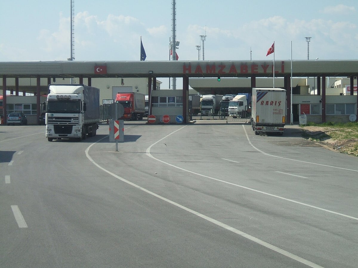 Edirne'de Romanya plakalı tırda 121 kilo 900 gram skunk ele geçirildi