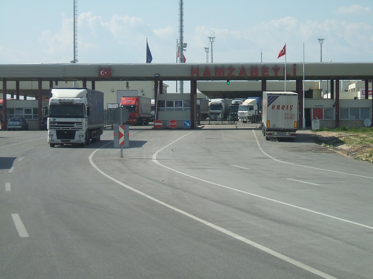 Edirne'de Romanya plakalı tırda 121 kilo 900 gram skunk ele geçirildi