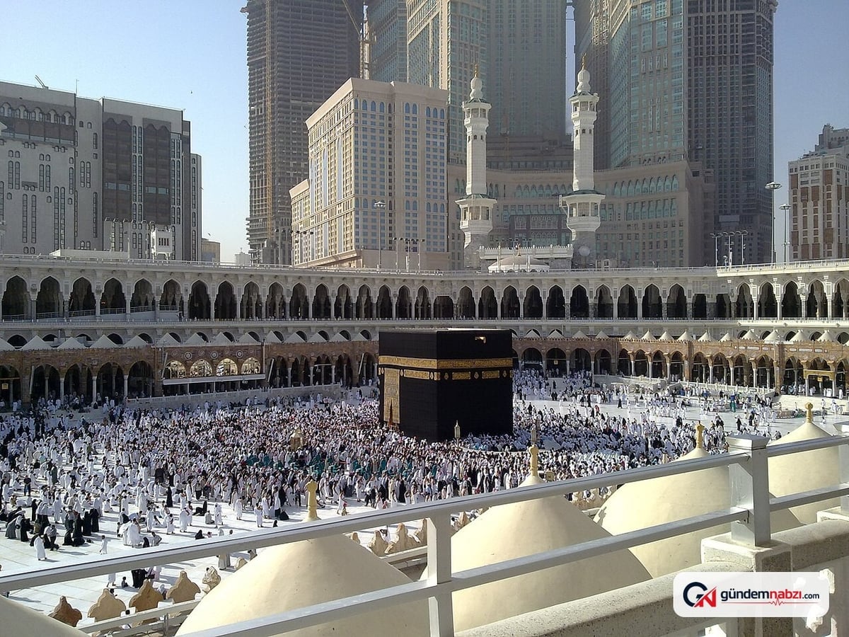 Mekke'de Mescid-i Haram'a şimşekli yağmur yağdı