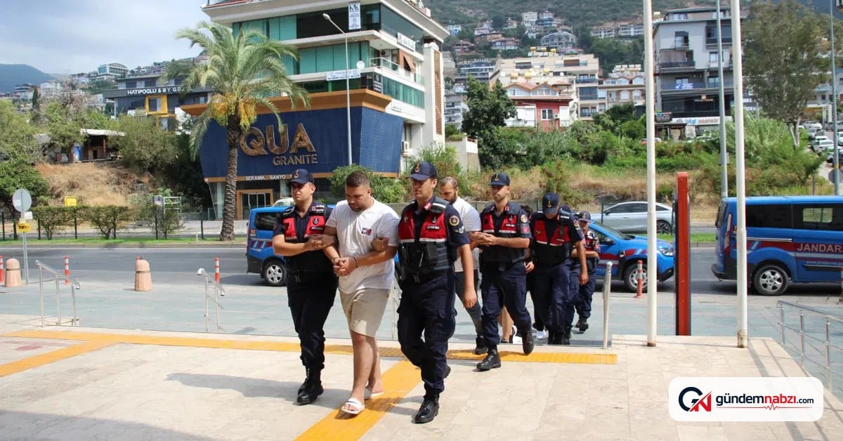 Antalya'da emlak ofisine silahlı saldırı düzenleyen 2 şüpheli tutuklandı