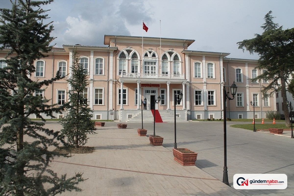 Tekirdağ'da ot yangını evlere ulaşmadan söndürüldü