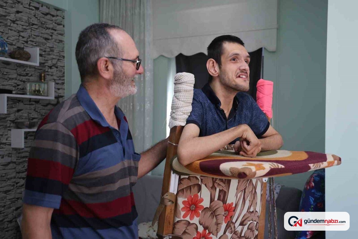 Konya'da 27 yıldır engelli oğlunun bakımını üstlenen baba hayatını adadı