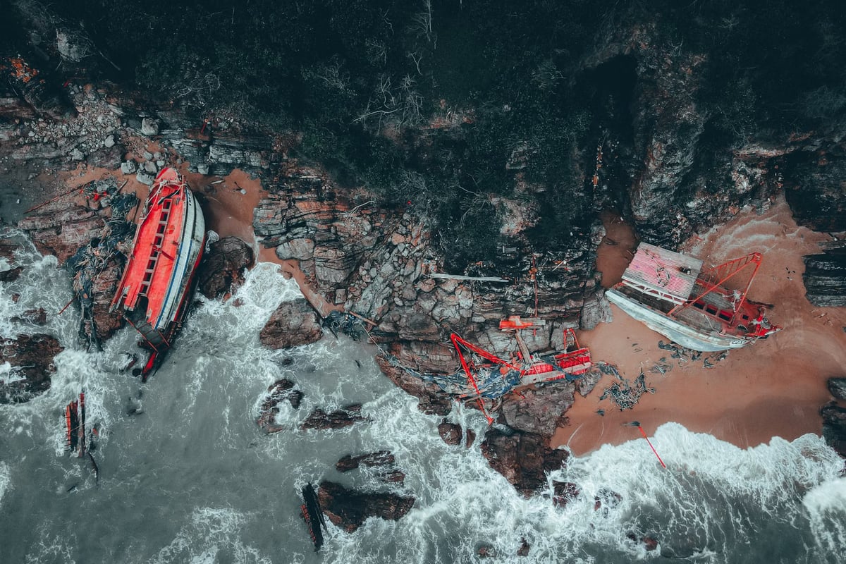 Ölüdeniz'de tur teknesi su almaya başladı