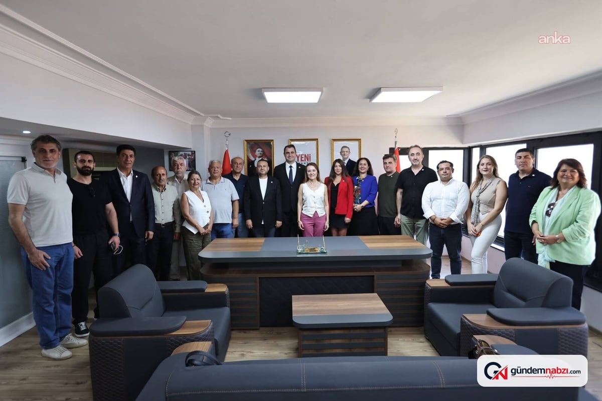 İzmir'de iki belediye başkanı Yeni Parti'ye katıldı
