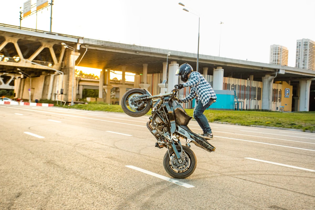 Eskişehir'de motosiklet sürücüsünün tehlikeli anları kaydedildi