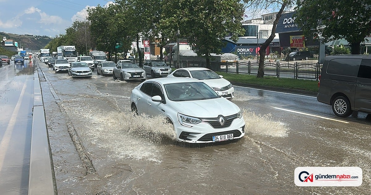 Samsun'da sağanak yağış yolları suyla doldurdu