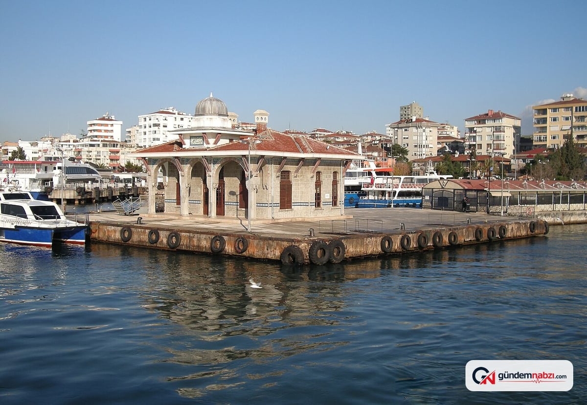 Kadıköy'de Restoranda boşluğa düşen genç yand