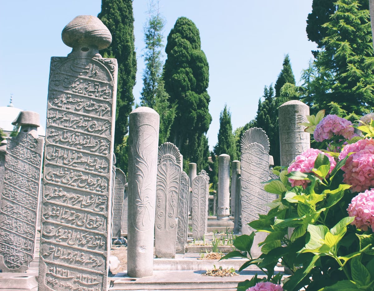 Fatih'te tarihi mezar taşlarını tahrip eden şüpheli aranıyor