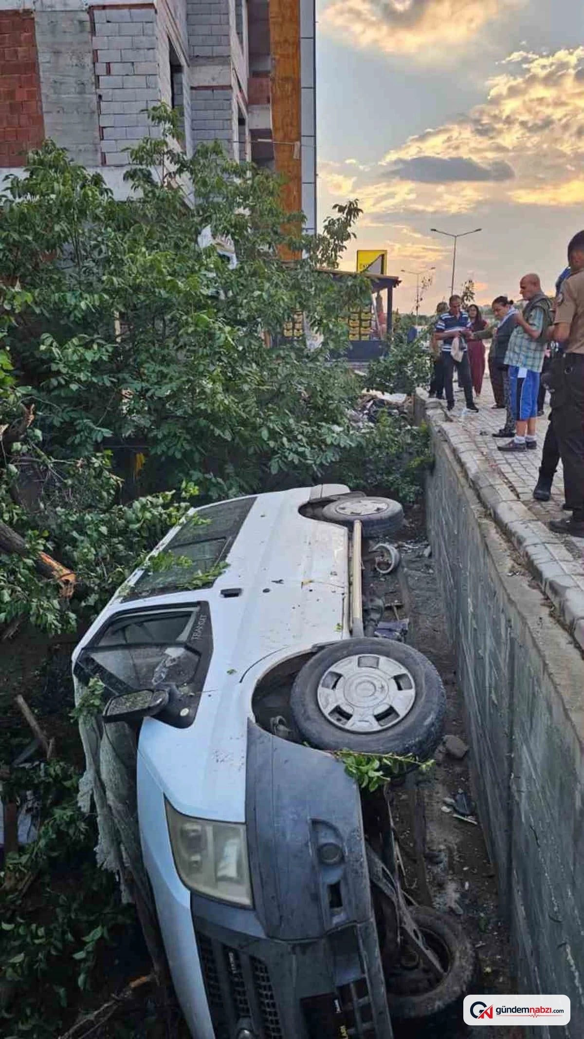 Elazığ'da kontrolden çıkan hafif ticari araç bahçeye düştü